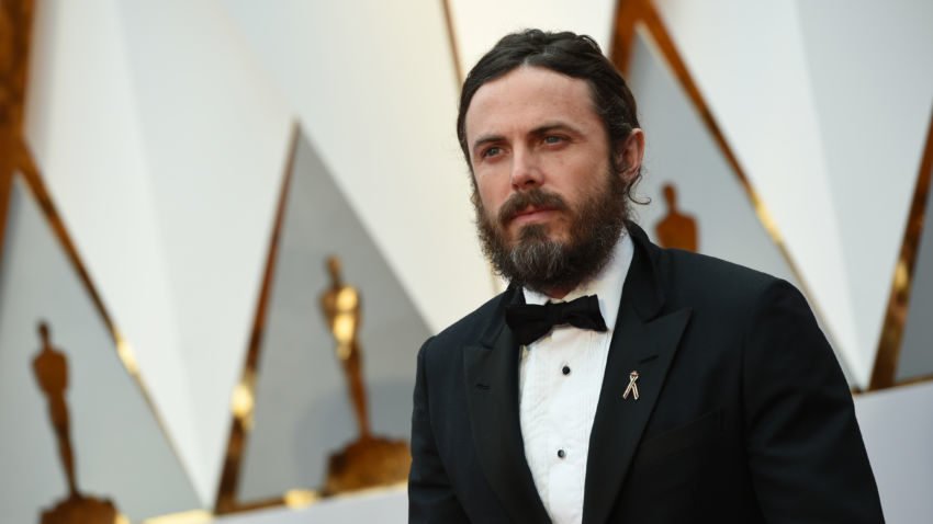 Nominee for Best Actor "Manchester By The Sea" Casey Affleck arrives on the red carpet for the 89th Oscars on February 26, 2017 in Hollywood, California. / AFP PHOTO / VALERIE MACONVALERIE MACON/AFP/Getty Images