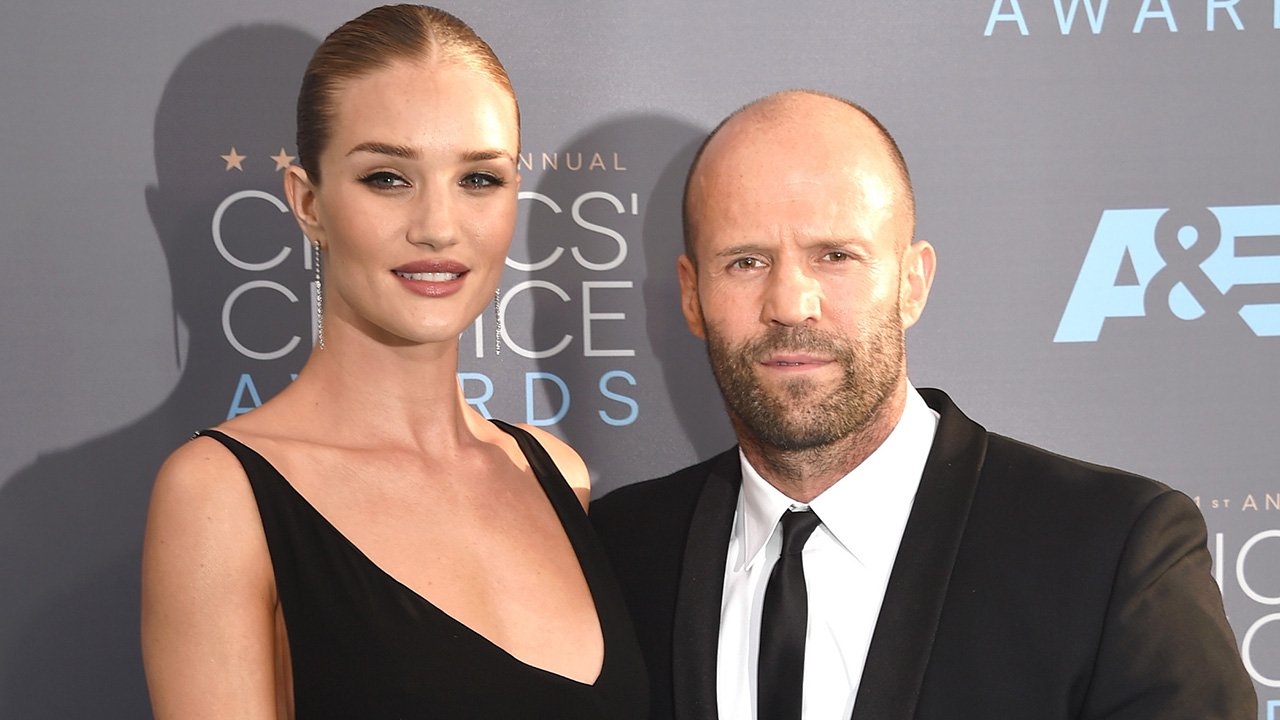 SANTA MONICA, CA - JANUARY 17: Model Rosie Huntington-Whiteley (L) and actor Jason Statham attend the 21st Annual Critics' Choice Awards at Barker Hangar on January 17, 2016 in Santa Monica, California. (Photo by Jason Merritt/Getty Images)